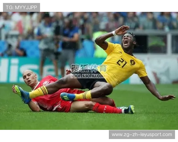 卢卡库护球吸住三人包夹，比利时由此完成关键推进